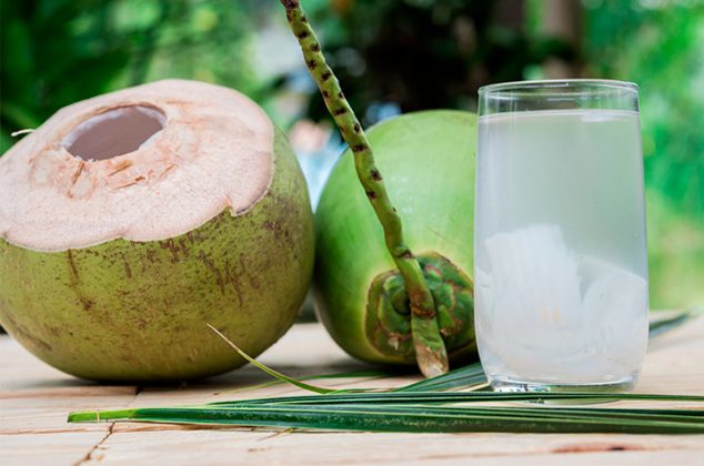 Beneficios del agua de coco para la piel que te encantarán