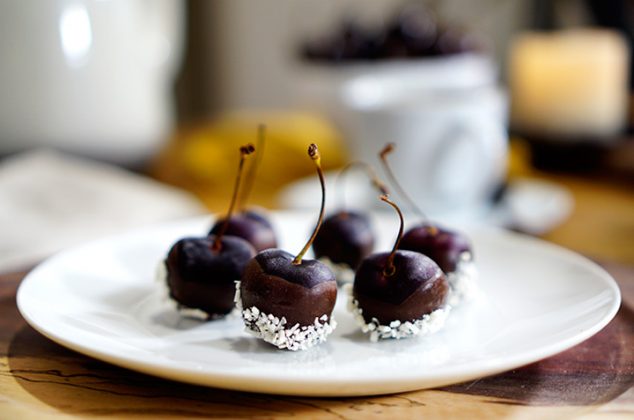 Cerezas cubiertas de chocolate y coco con Cerezas del Noroeste®