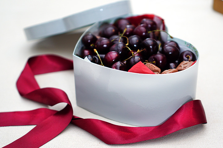 Caja con chocolates, bombones y Cerezas del Noroeste®