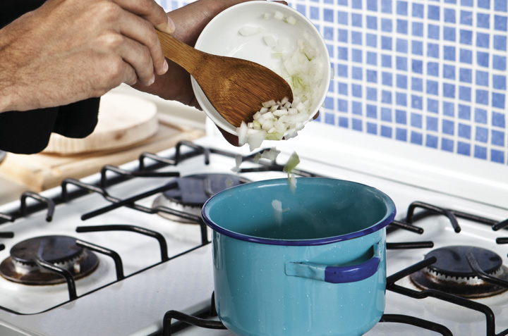 SOFRÍE la cebolla en una cacerola con el aceite caliente. Agrega el azúcar, la pulpa de tamarindo y la salsa de tomate. Cocina a fuego medio por 10 minutos o hasta que espese.