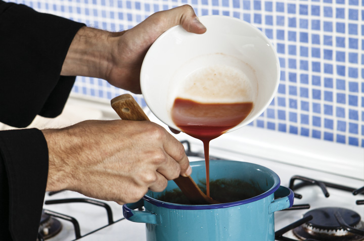 AÑADE la salsa de soya y la salsa de ostión, baja el fuego y cocina por 3 minutos más.