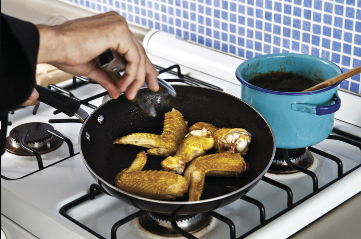 CALIENTA una sartén a fuego medio, con poco aceite; salpimienta y sella las alitas. Coloca en un molde para hornear. 