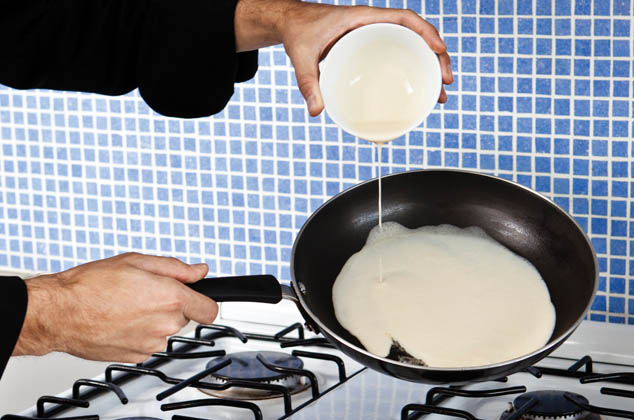 CALIENTA una sartén con una cucharadita de mantequilla. Vierte una porción de masa y distribuye. Cuece por 30 segundos, voltea y cocina hasta que esté cocida. 