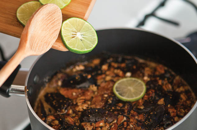 ELIMINA la piel de las nueces, pica finamente y agrega el azúcar. Incorpora el limón en rodajas, los higos cocidos y la vainilla troceada.