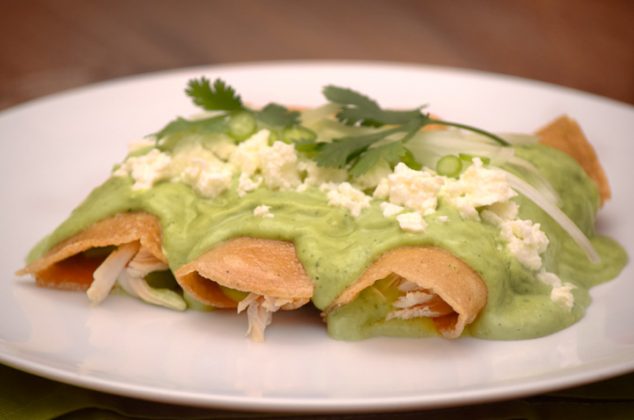 Enchiladas de pollo con guacamole