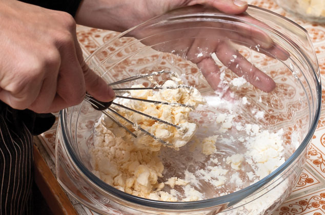 1.- BATE la mantequilla con el azúcar, en un tazón mediano, hasta que la mezcla cambie de color y se vea ligeramente más brillante. 