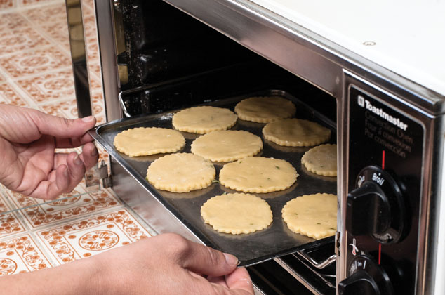 4.- COLOCA las galletas en una charola con papel encerado y hornea a 180°C, hasta que doren ligeramente. Retira del horno, deja enfriar y decora con royal cing. 