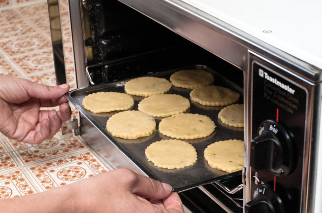 4.- COLOCA las galletas en una charola con papel encerado y hornea a 180°C, hasta que doren ligeramente. Retira del horno, deja enfriar y decora con royal cing.