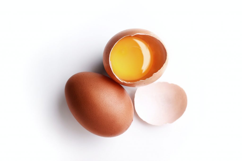 Huevos con manchas rojas