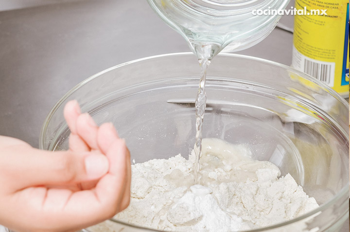 COLOCA en un tazón la harina, el polvo para hornear y la sal. Vierte el agua poco a poco.