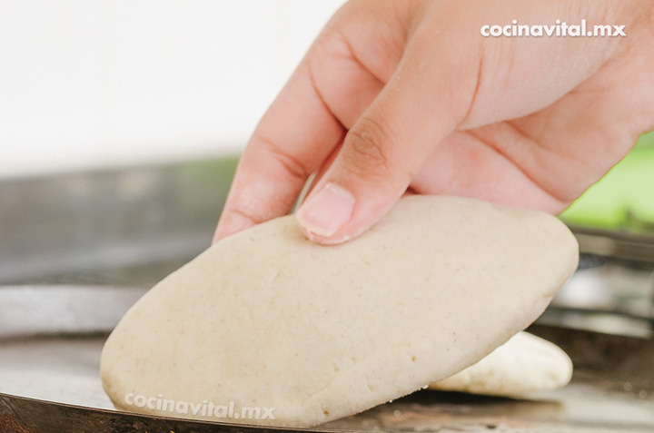 CALIENTA un comal y cocina los tlacoyos por ambos lados.