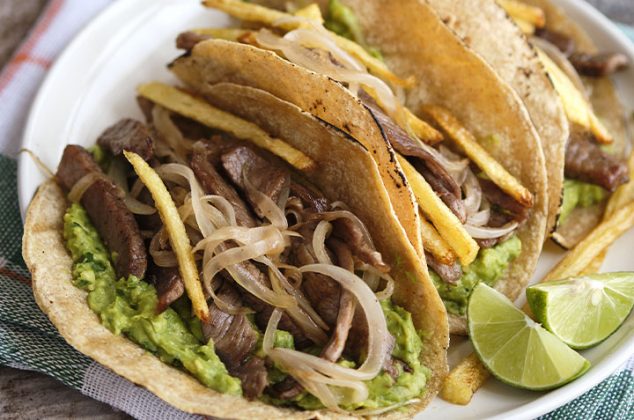 Tacos de bistec encebollado