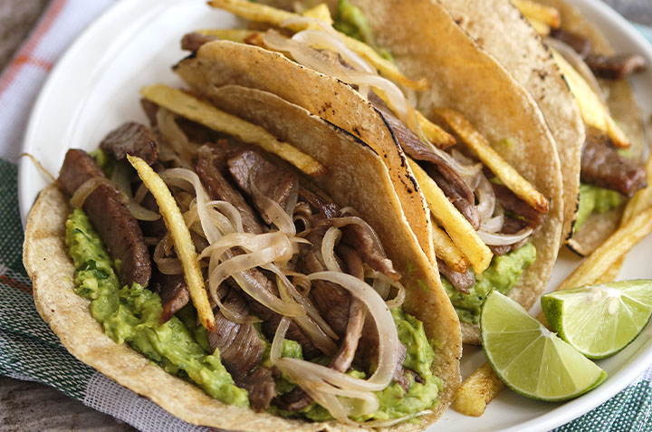 tacos de bisteces encebollados