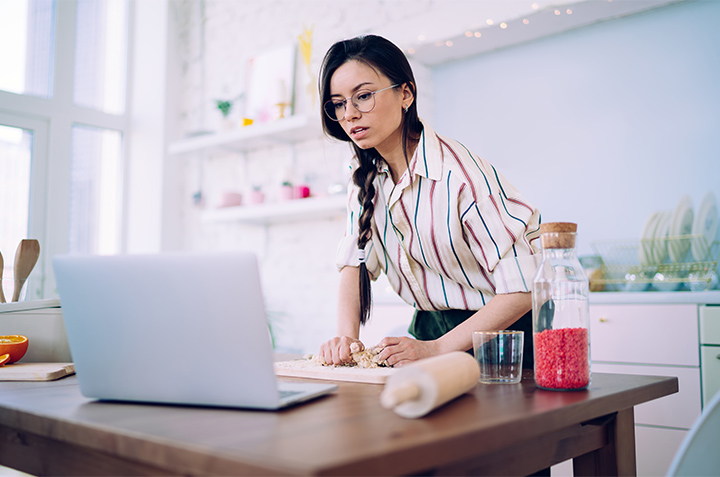 mujer cocinando laptop