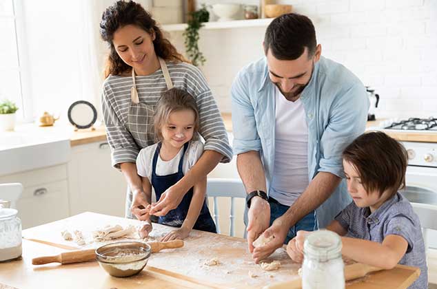 Cómo quitar manchas difíciles¹ y el olor a comida en tu ropa al terminar de cocinar