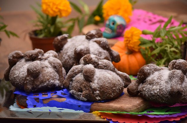 Pan de muerto negro de chocolate