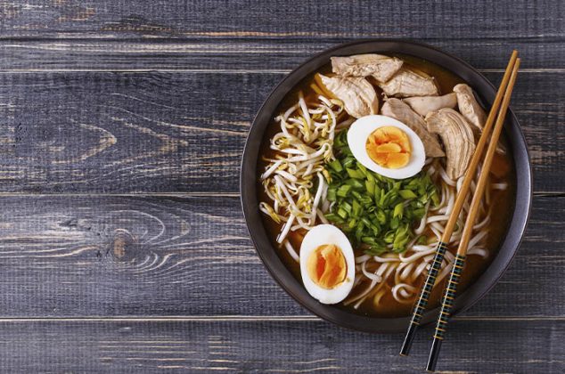 Ramen casero con noodles