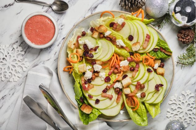 Ensalada con lechuga y queso de cabra