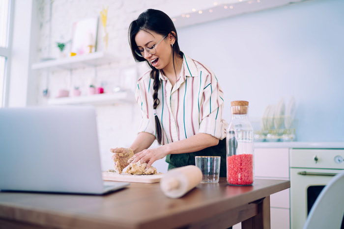 mujer clase de cocina online