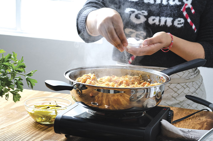 SAZONA y mezcla. Cocina por 10 minutos más y sirve. Acompaña con los chiles güeros y pan.