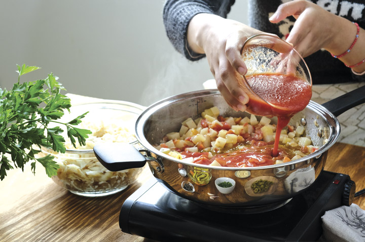 VIERTE el puré de tomate y mezcla. Cocina por 10 minutos.