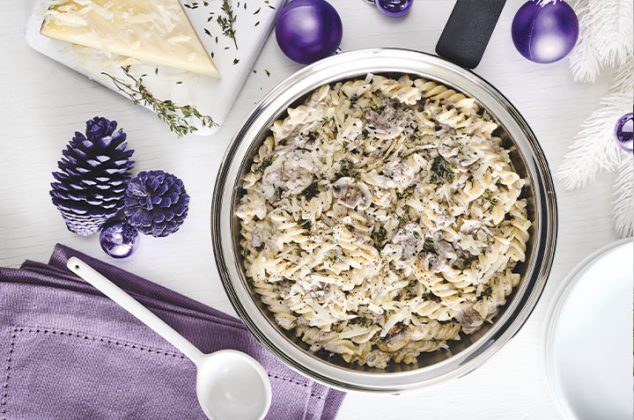 Pasta con carne y salsa de hongos