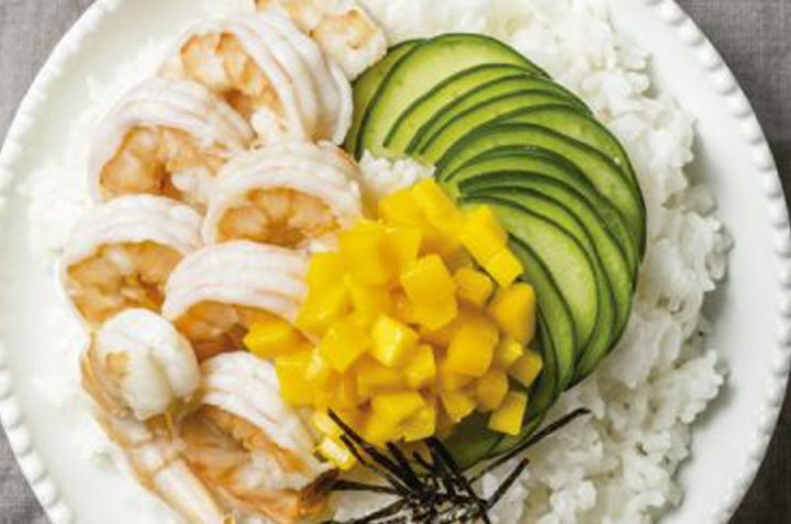 sushi bowl de camarón, pepino y mango