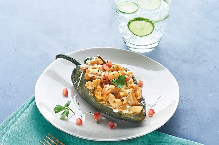 Chile poblano relleno de codito y mariscos