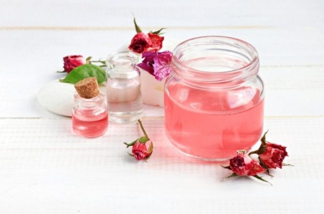 Aprende cómo hacer agua de rosas casera ¡Con 2 ingredientes!