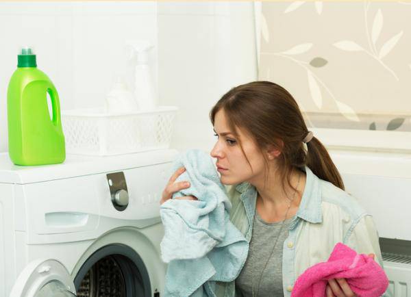 como eliminar el olor a humedad de la lavadora