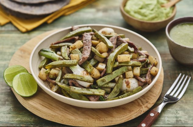 Papas con nopales, bistec y cebollas cambray