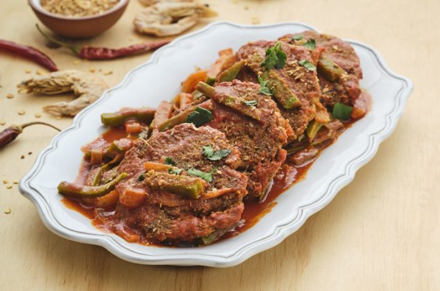 Tortitas de camarón en guajillo con nopales