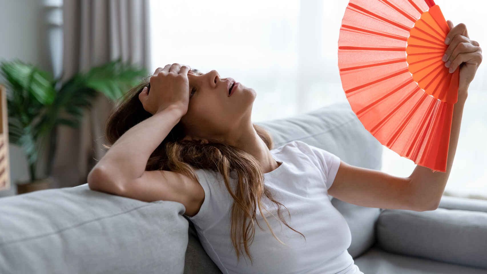 mujer con calor en casa