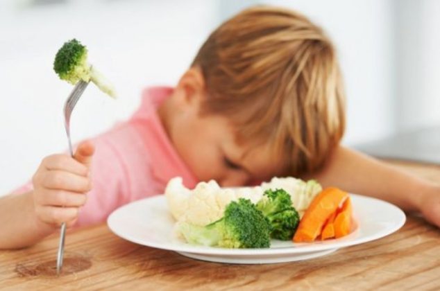 Síntomas de Covid en niños y la alimentación que deben llevar