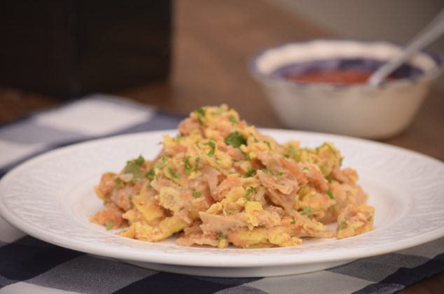 Migas con huevo en salsa roja