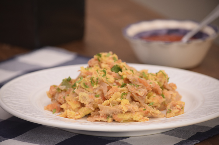 migas con huevo en salsa roja