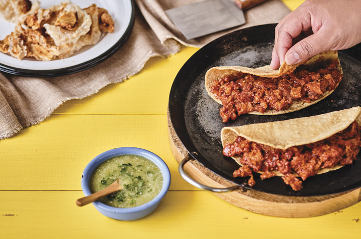 quesadillas de chicharrón en comal