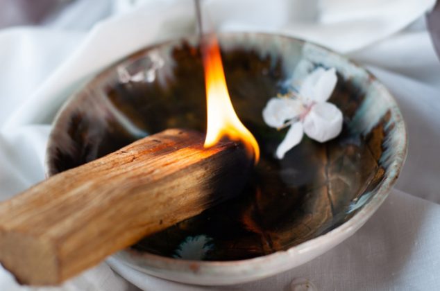 10 increíbles beneficios de quemar palo santo en tu cocina