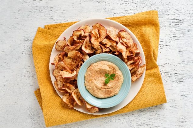 Chips de manzana con canela en freidora de aire