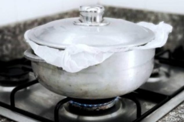 ¿En verdad cocinar arroz con bolsa de plástico es peligroso para tu salud?