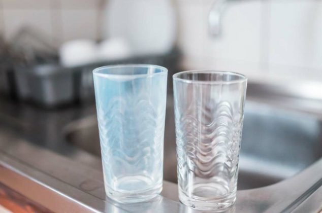 Cómo devolver el brillo a tus vasos de cristal con dos remedios caseros