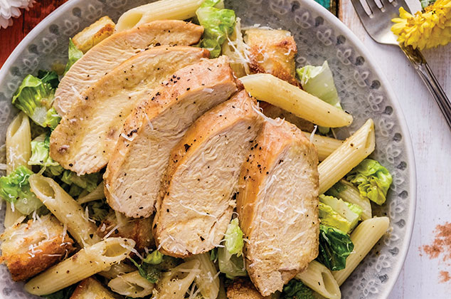 pasta con pollo y ensalada