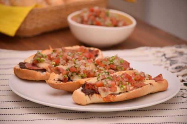 Molletes con chorizo, jamón y pico de gallo ¡Deliciosos y fáciles!