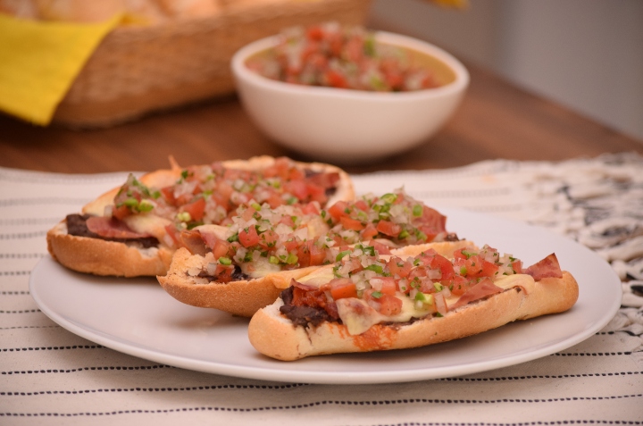 Molletes con chorizo, jamón y pico de gallo