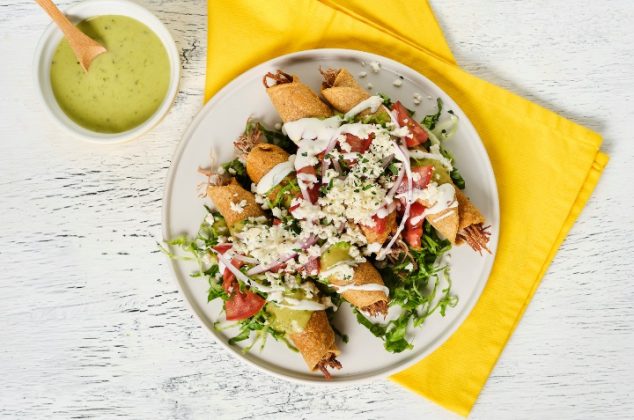 Deliciosos tacos dorados de carne en freidora de aire