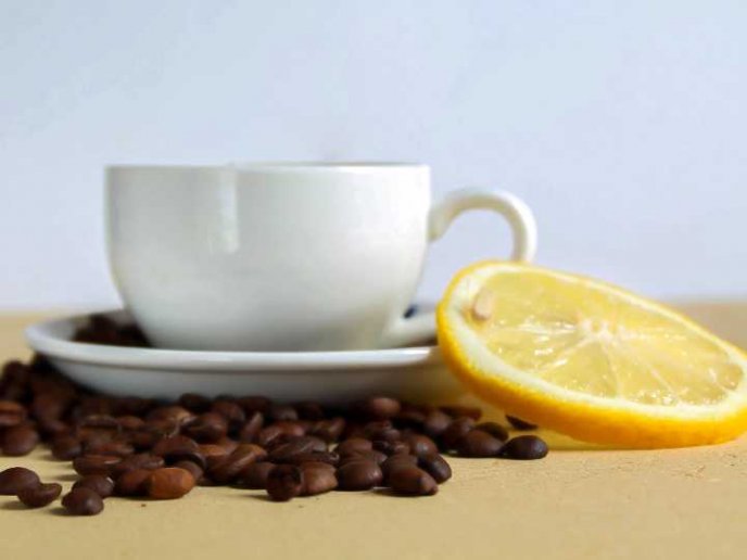 beneficios de tomar cafe con limón
