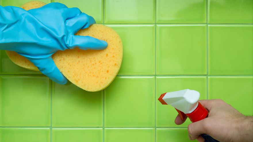 cómo quitar el sarro de los azulejos del baño