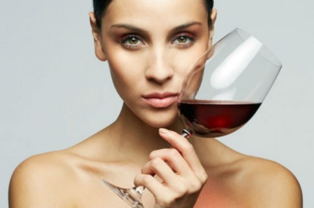 Cómo hacer tónico y mascarilla de vino tinto para rejuvenecer la piel