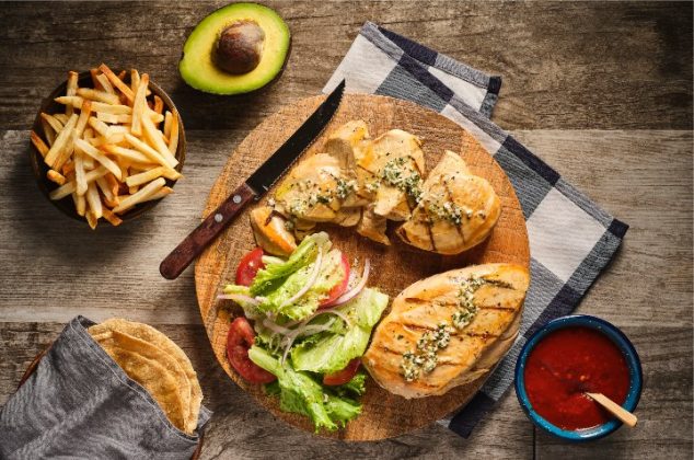 Pechuga de pollo a la parrilla con ensalada y papas a la francesa