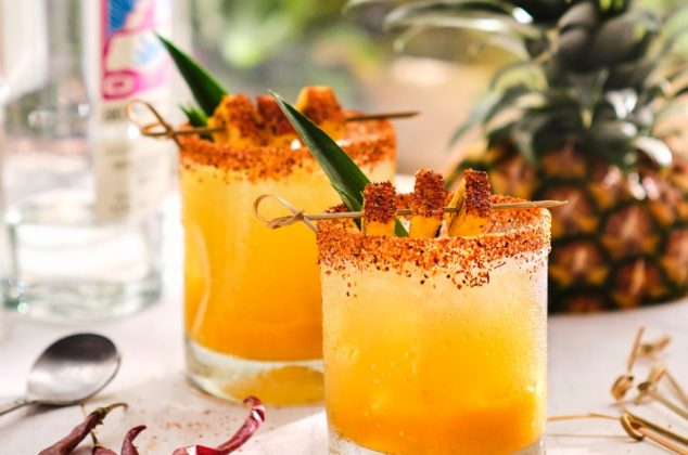 Bebida de piña enchilada con mezcal: Receta picante y refrescante